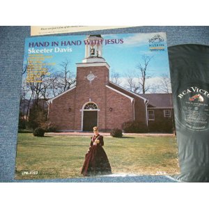 画像: SKEETER DAVIS - HANDIN HAND WITH JESUS  ( MINT-/MINT-)  / 1967 US AMERICA ORIGINAL  "BLACK with WHITE RCA VICTOR logo on TOP Label" MONO Used LP