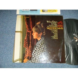 画像: SKEETER DAVIS - WHAT DOES IT TAKE ( MINT-/MINT-)  / 1967 US AMERICA ORIGINAL  "BLACK with WHITE RCA VICTOR logo on TOP Label" STEREO Used LP